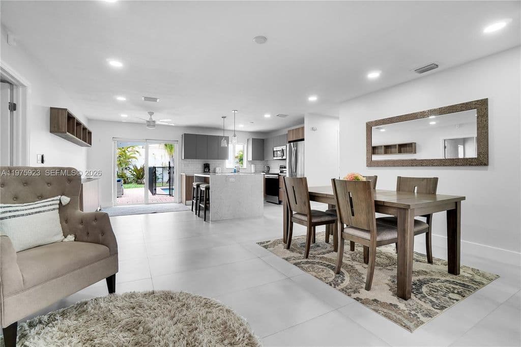 3+1 Müstakil ev — 617 NW 30th Ct