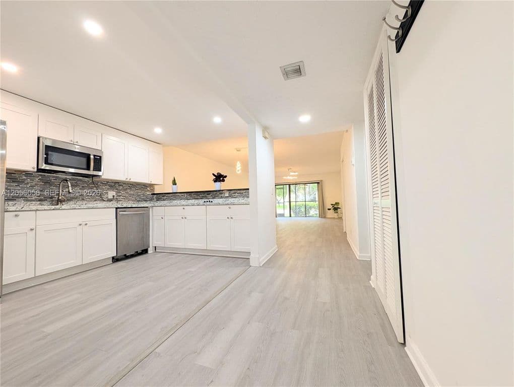 2+1 Condo — 310 Lakeview Dr APT 105