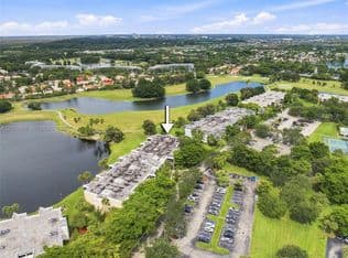 2-bedroom Condo — 16325 Golf Club Rd APT 104, Weston, 33326