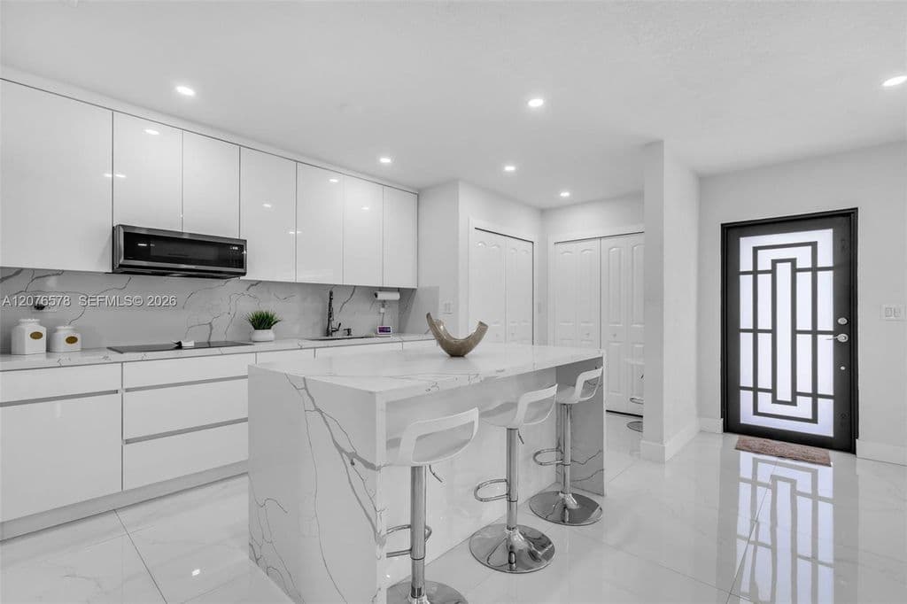 3+1 Müstakil ev — 1270 W 64th Ter
