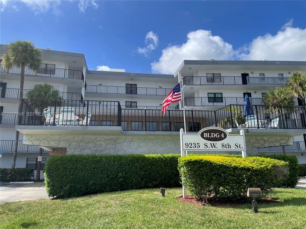 1+1 Condo — 9235 SW 8th St APT 209