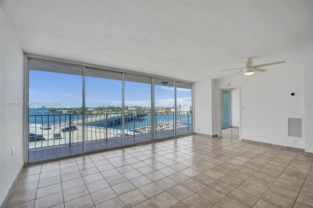 2+1 Condo — 7601 E Treasure Dr APT 717