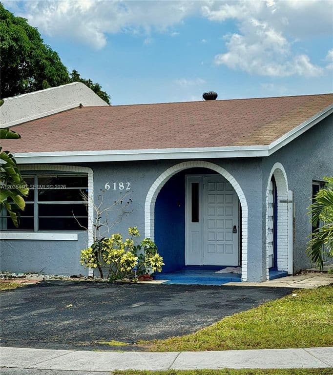 2+1 Müstakil ev — 6182 SW 4th St
