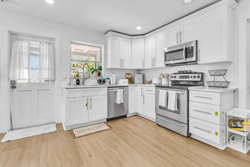 3-bedroom Single-Family Home — 4171 WATERWAY Drive