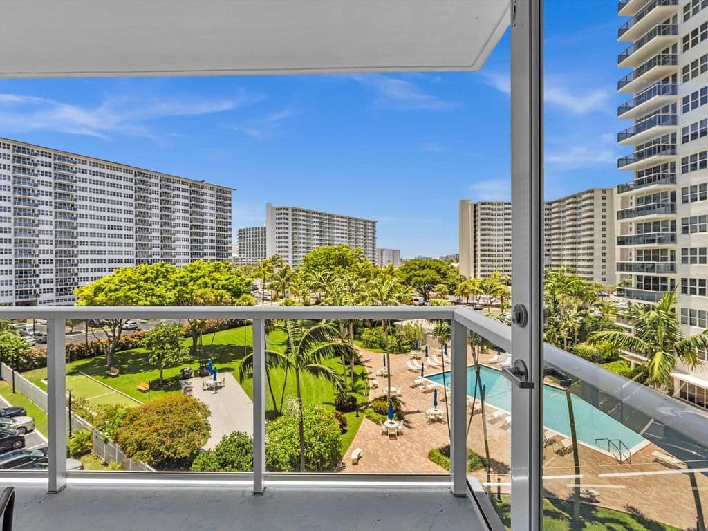 2+1 Condo — 3300 NE 36th Street #516