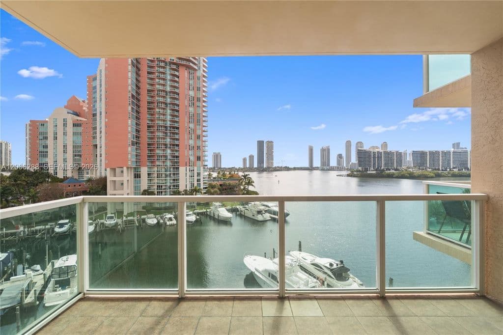 3+1 Condo — 3330 NE 190th St APT 712