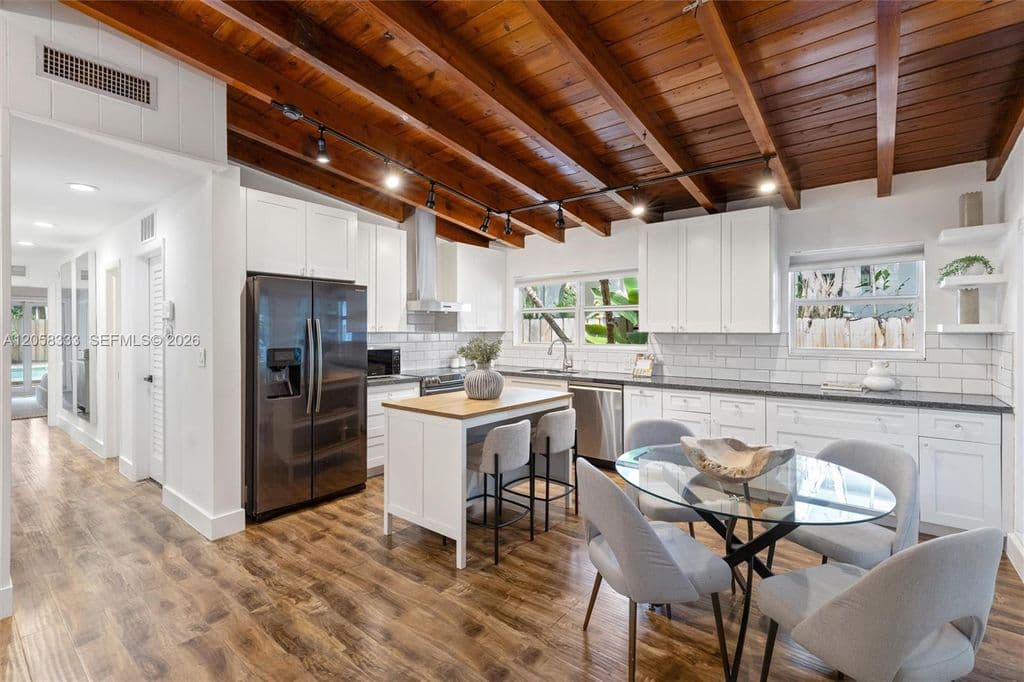 4+1 Müstakil ev — 3700 Loquat Ave