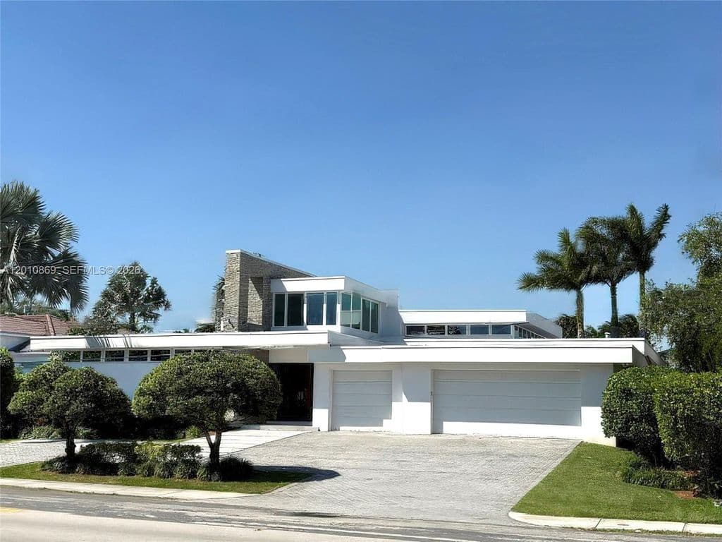 5-bedroom Single-Family Home — 907 Diplomat Pkwy