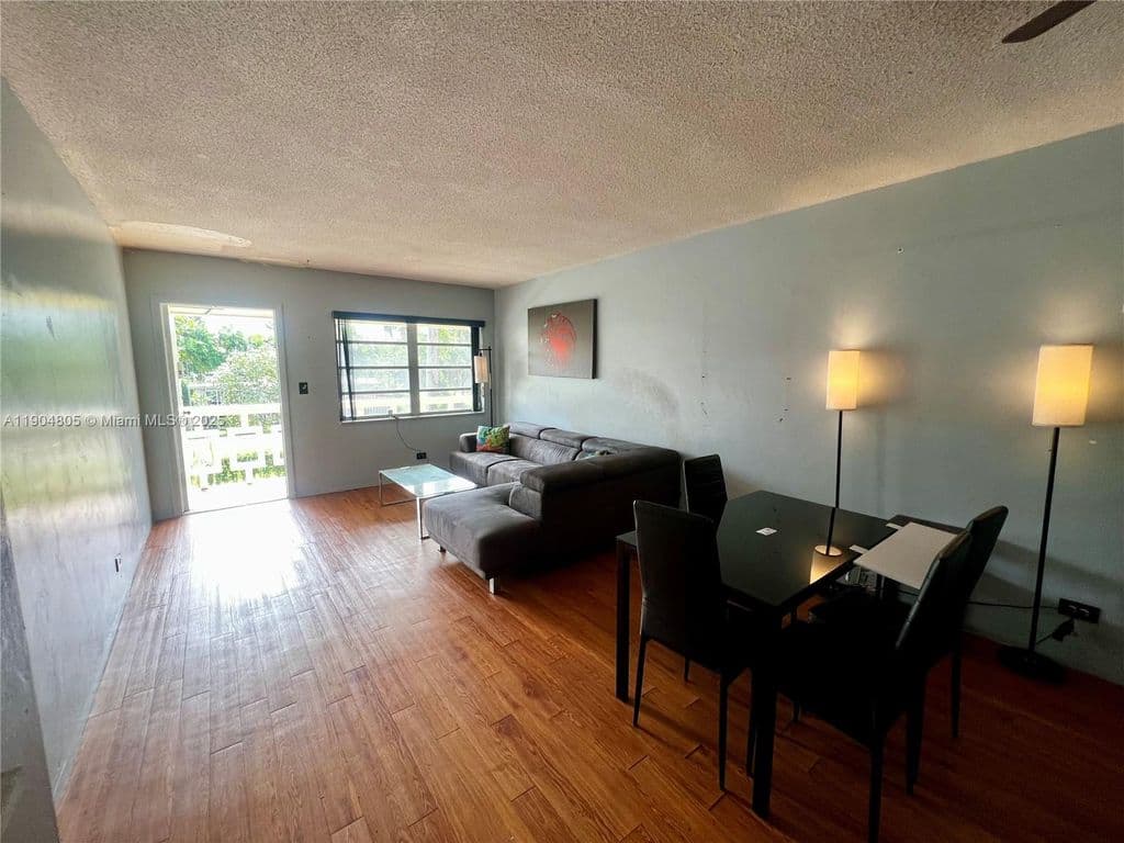 1+1 Condo — 1501 Arthur St APT 7