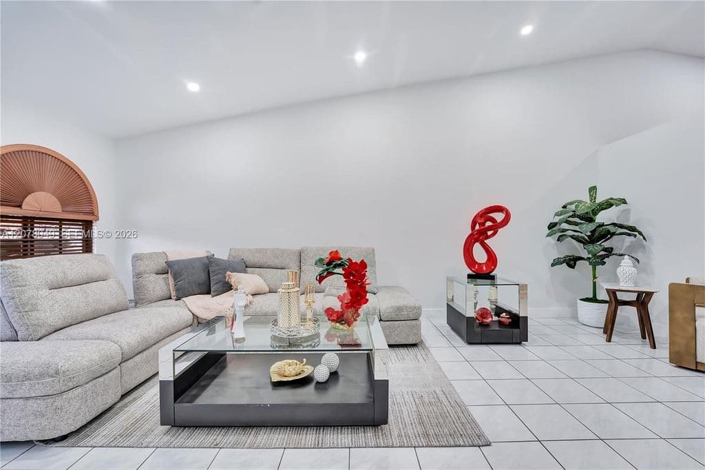 3+1 Müstakil ev — 5670 W 20th Ct