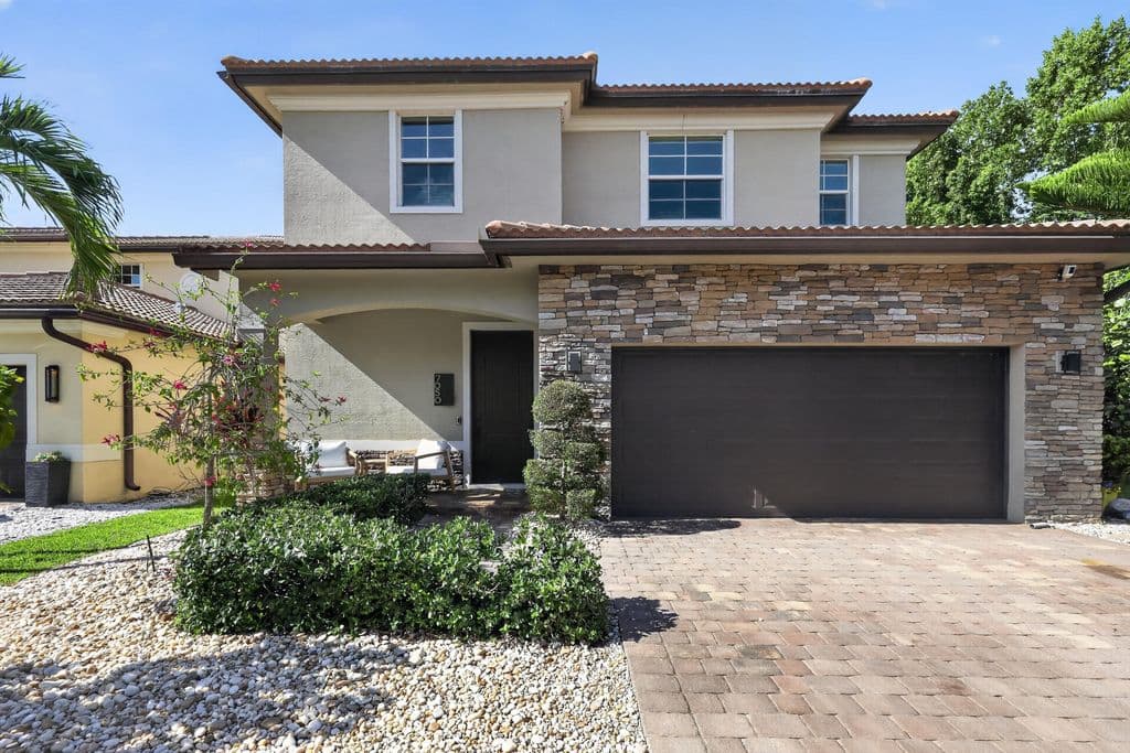 5-bedroom Single-Family Home — 7050 Limestone Cay Road