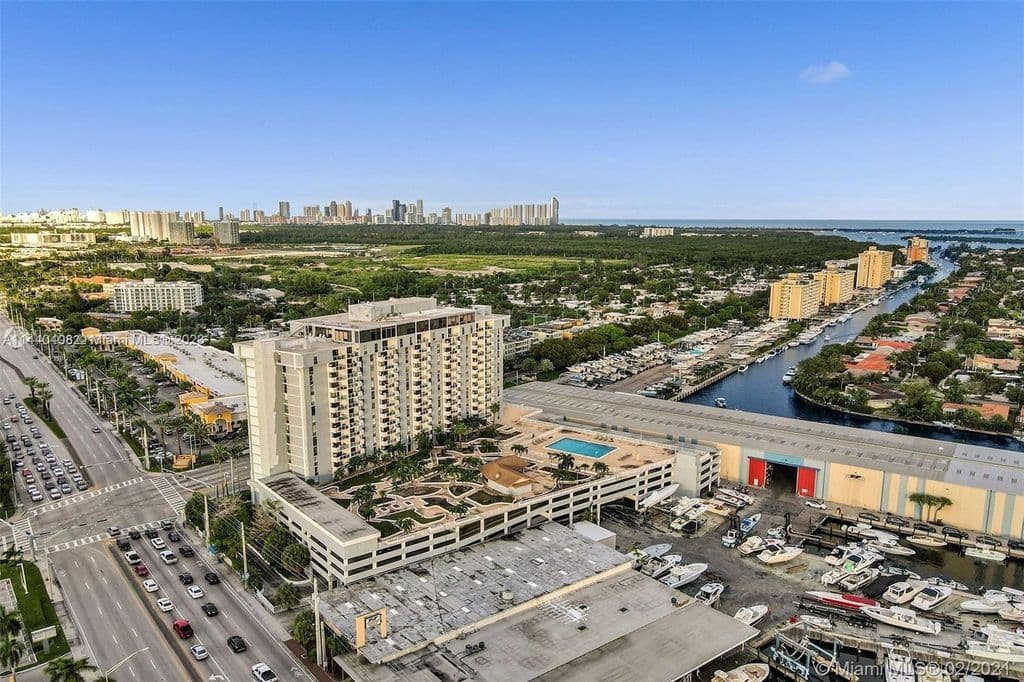 2+1 Condo — 13499 Biscayne Blvd APT 1408