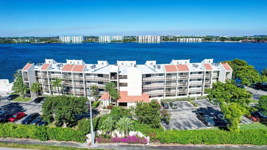 2+1 Condo — 115 Lake Emerald Drive #403