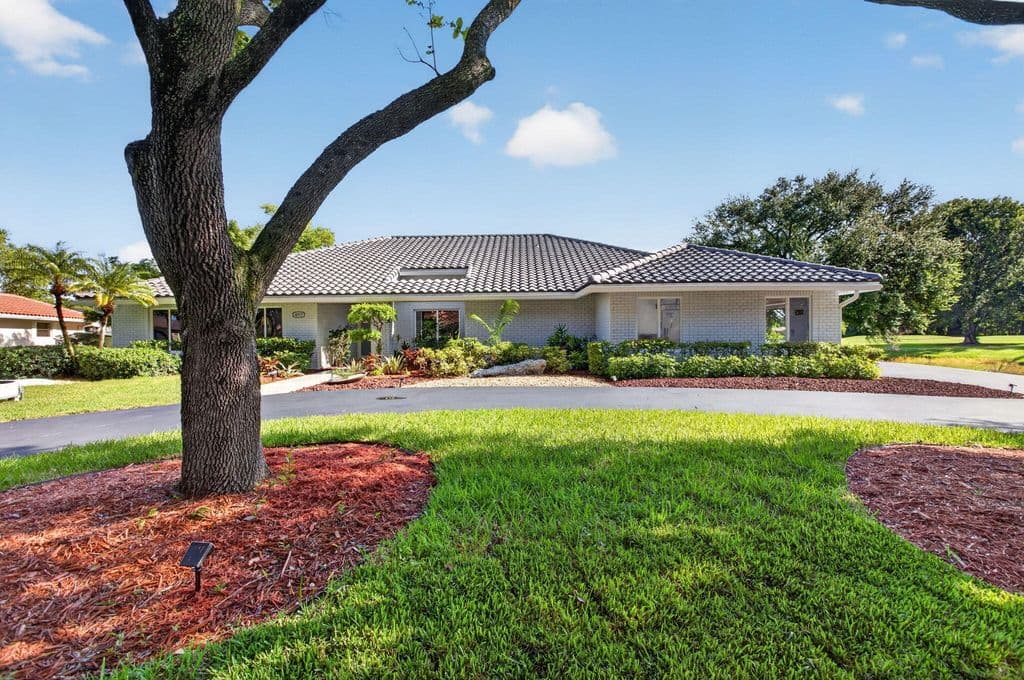 5+1 Müstakil ev — 10971 NW 24TH Street