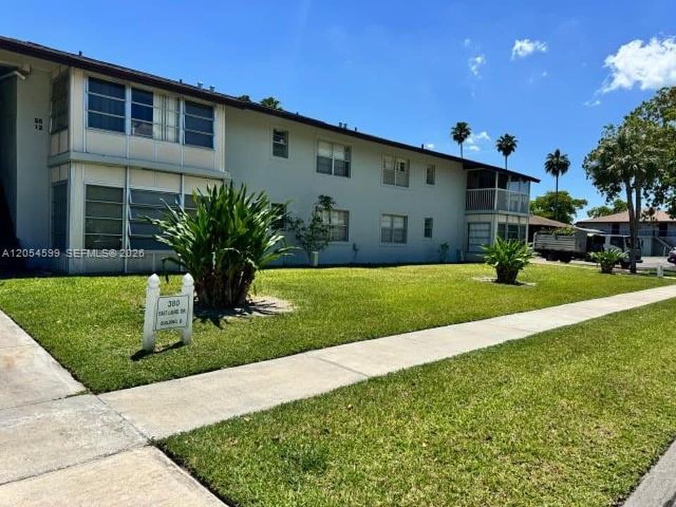 2+1 Condo — 380 E Laurel Dr APT 4D