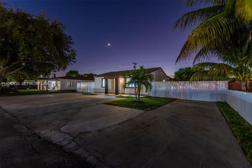 2+1 Müstakil ev — 1720 SW 67th Ave