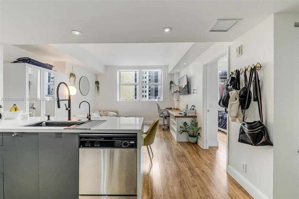 1+1 Condo — 111 E Flagler St APT 708