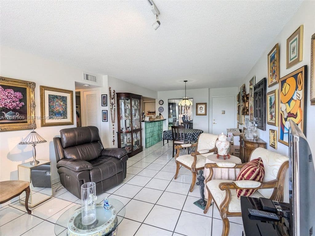2+1 Condo — 9140 Fontainebleau Blvd APT 504