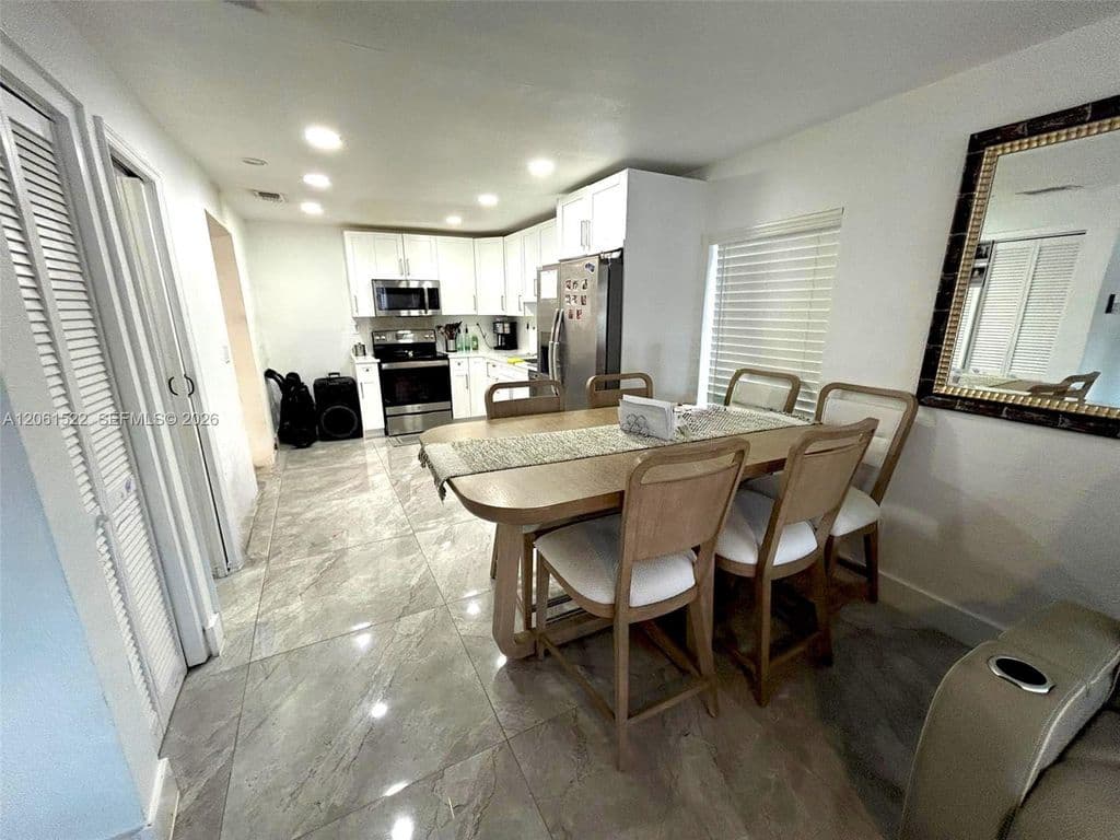 4+1 Müstakil ev — 10401 NW 33rd Ave