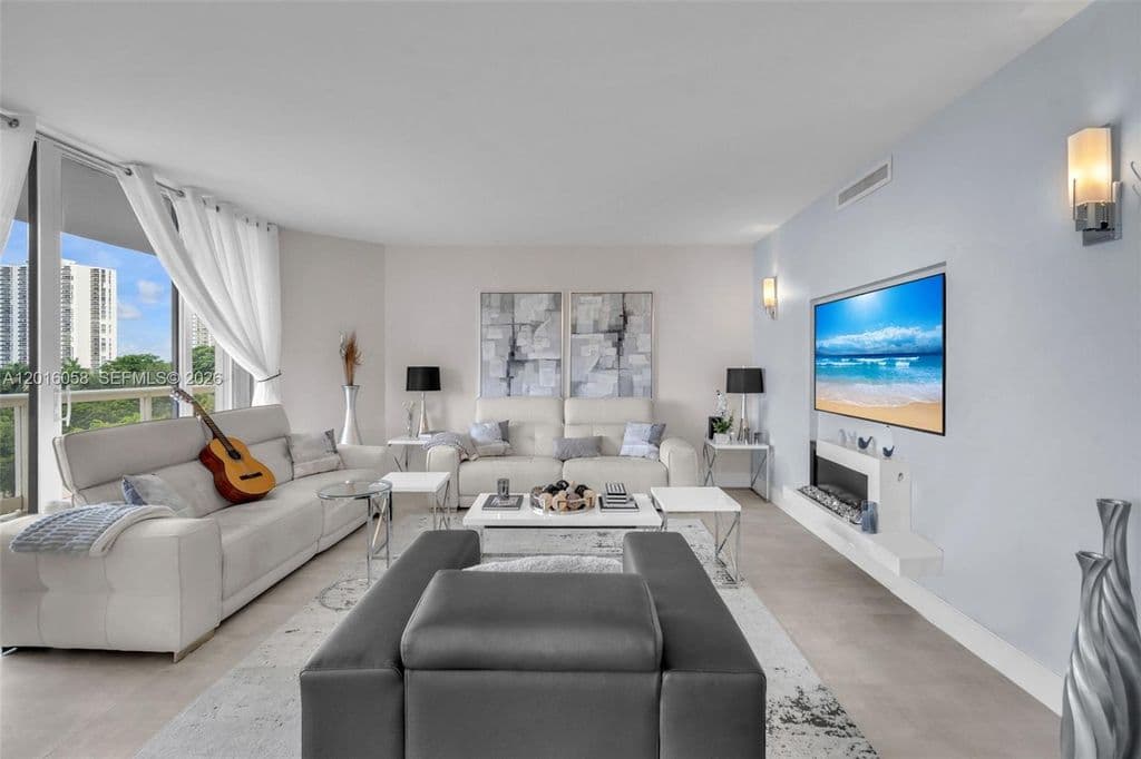 3+1 Condo — 20191 E Country Club Dr APT 601