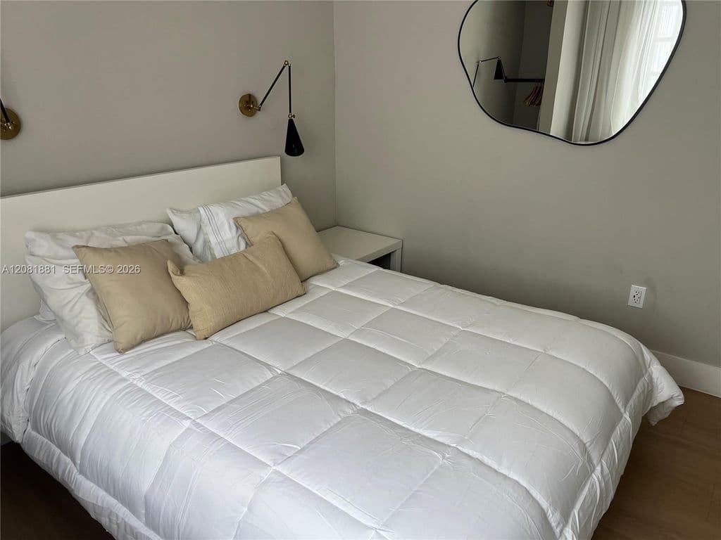 2-bedroom Condo — 750 Collins Ave APT 206