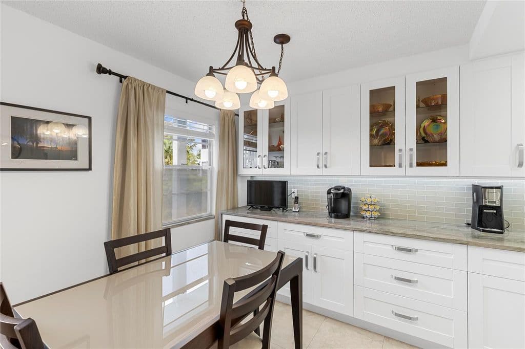 2+1 Condo — 210 Oakridge N #210