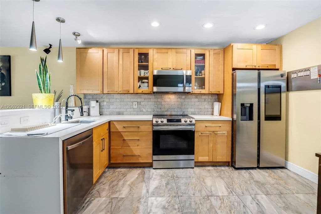 2+1 Müstakil ev — 2115 NE 15th Ave
