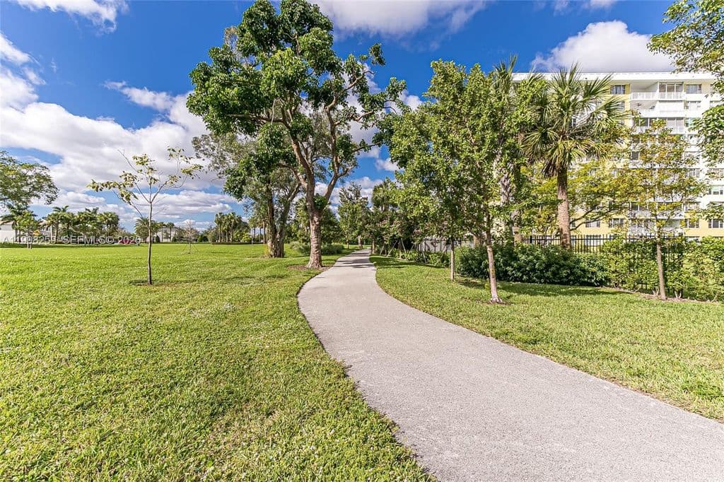 2+1 Condo — 4350 Hillcrest Dr APT 303