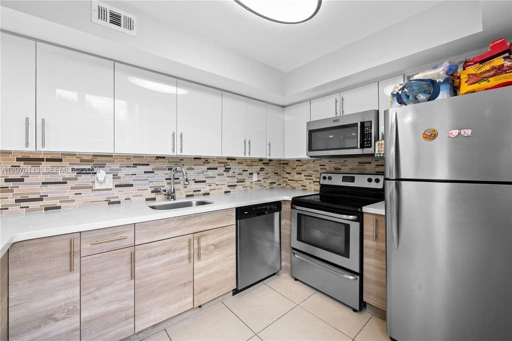 2-bedroom Condo — 9400 Live Oak Pl APT 305