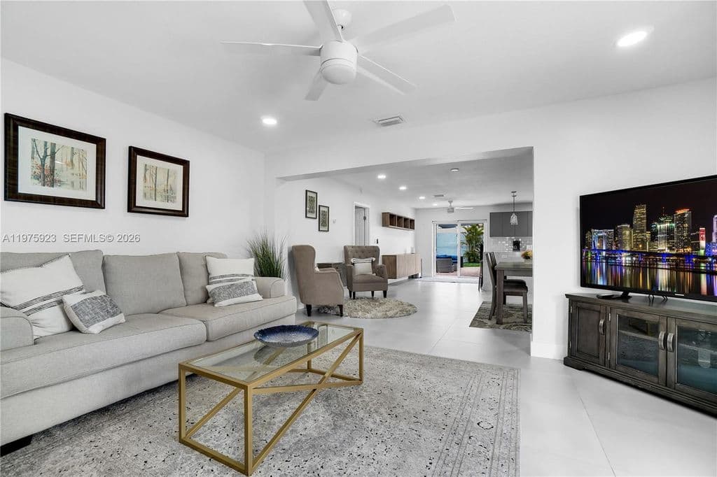 3+1 Müstakil ev — 617 NW 30th Ct