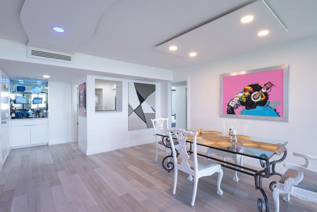 2+1 Condo — 2000 Presidential Way #1401