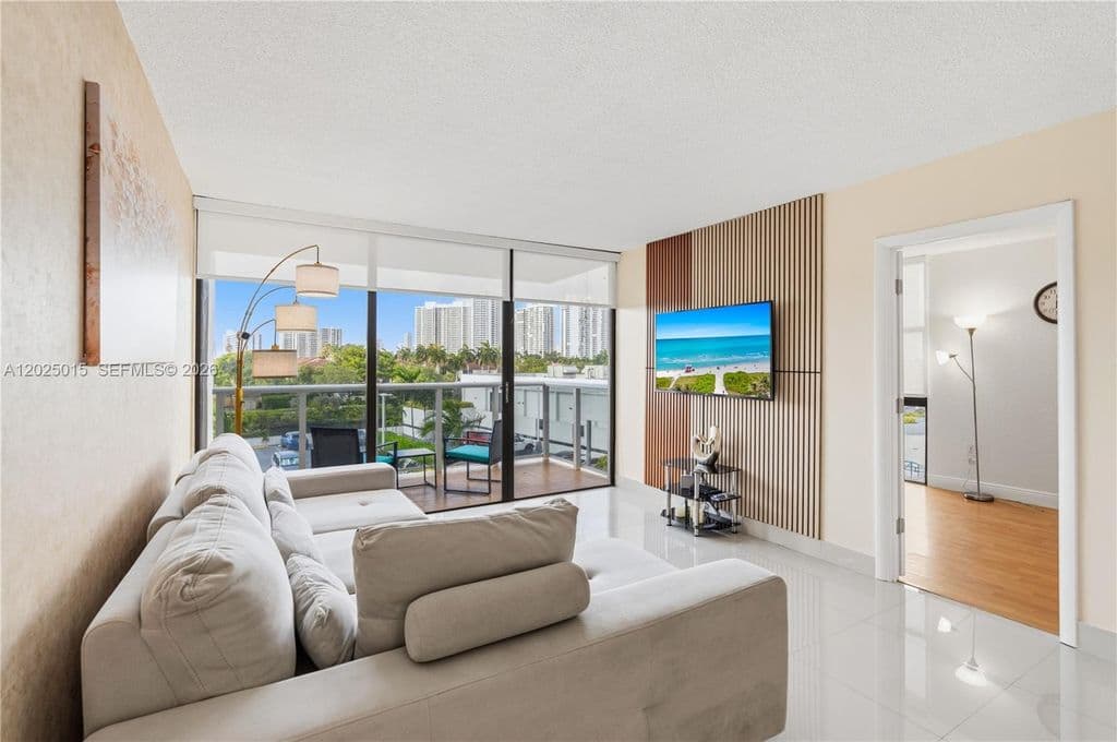 2+1 Condo — 3625 N Country Club Dr APT 402