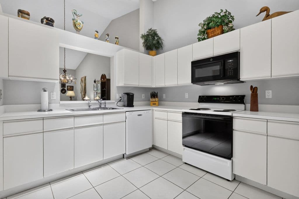 2-bedroom Condo — 7223 Summer Tree Drive
