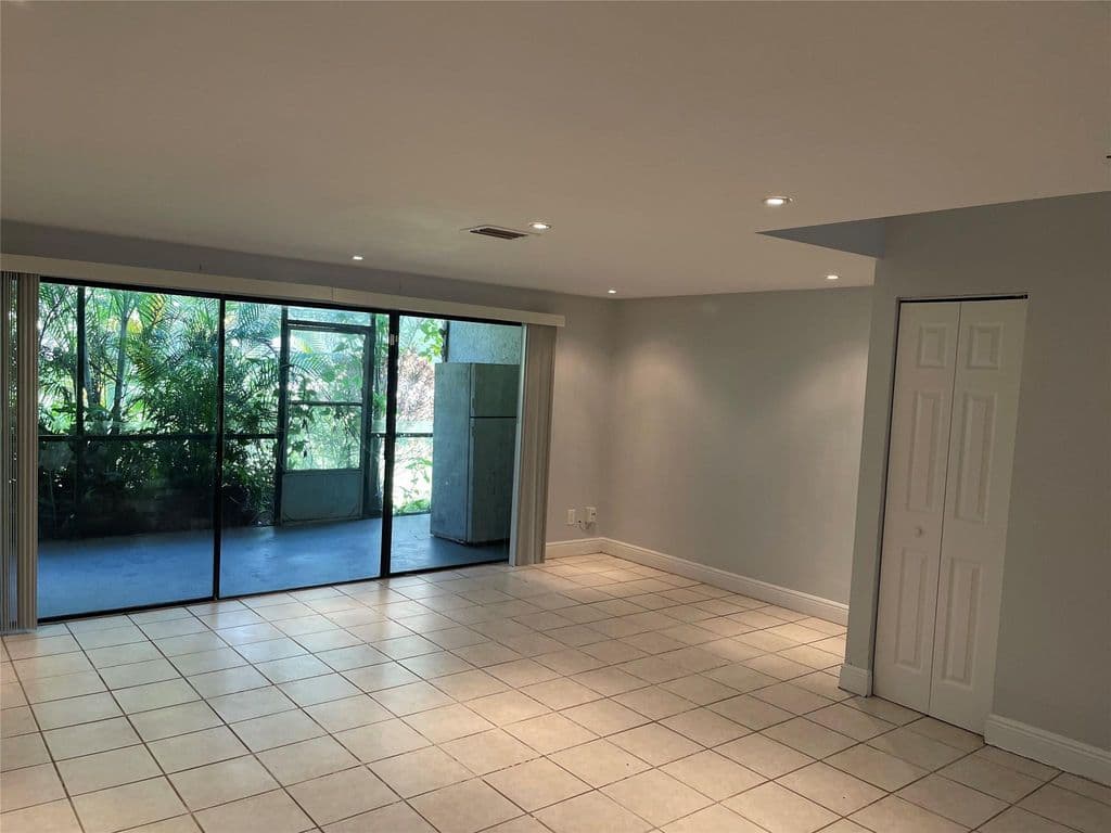 3-bedroom Property — 8843 SPRINGTREE LAKES Drive
