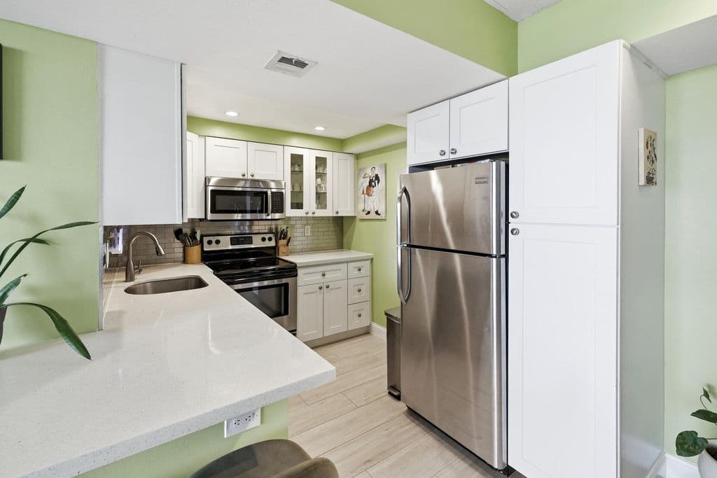 2+1 Condo — 760 EXECUTIVE CENTER Drive #24