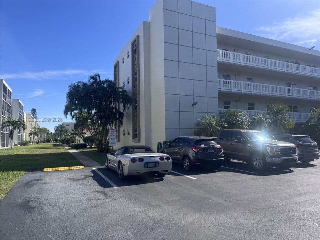 2+1 Condo — 1025 SE 3rd Ave APT 102