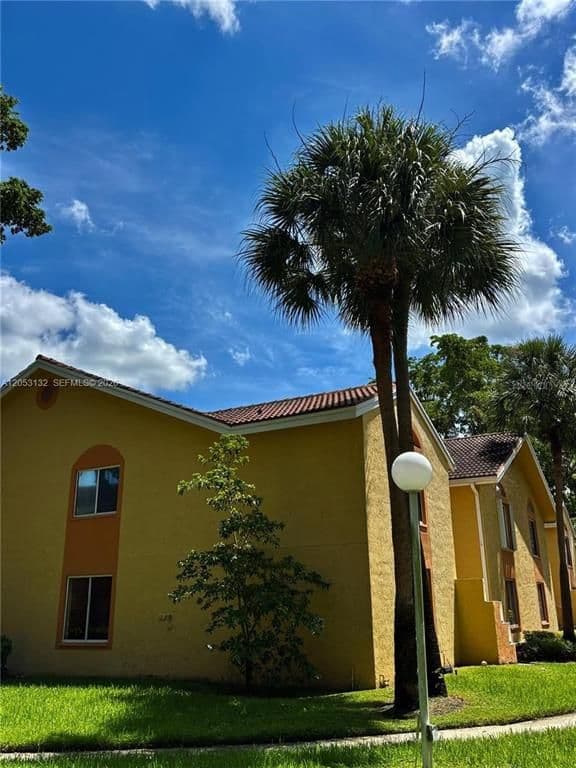 2+1 Condo — 1040 CORAL SPRINGS CLUB #1040