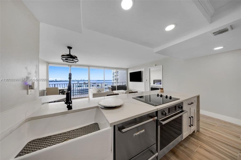 2-bedroom Condo — 7601 E Treasure Dr APT 1722