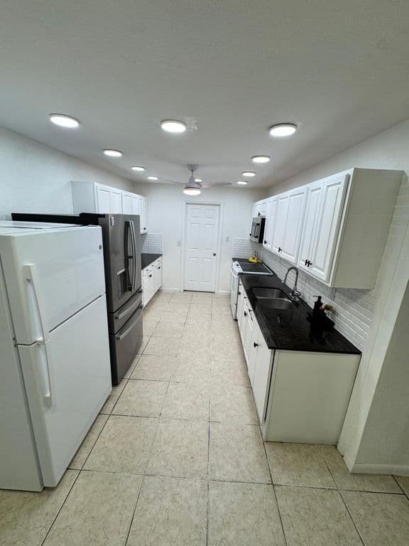 6-bedroom Single-Family Home — 3842 Patio Court
