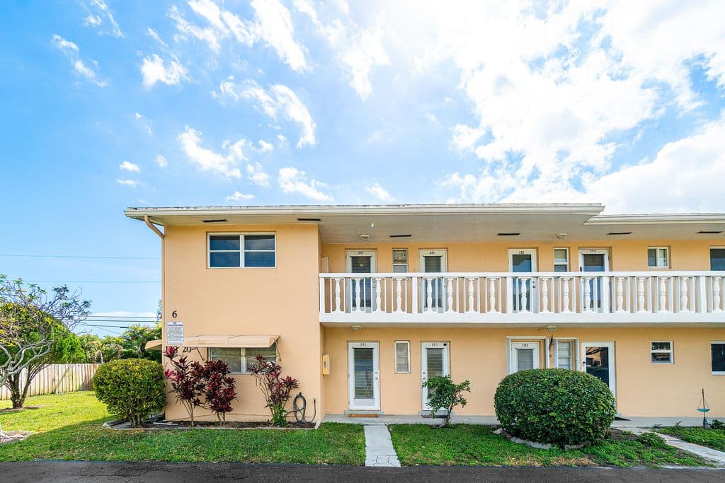 2+1 Condo — 108 NE 20TH Avenue NE #201