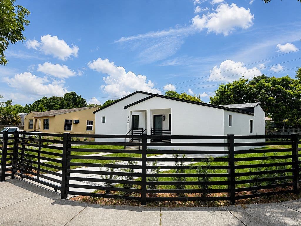 4+1 Müstakil ev — 532 SW 44th Ave