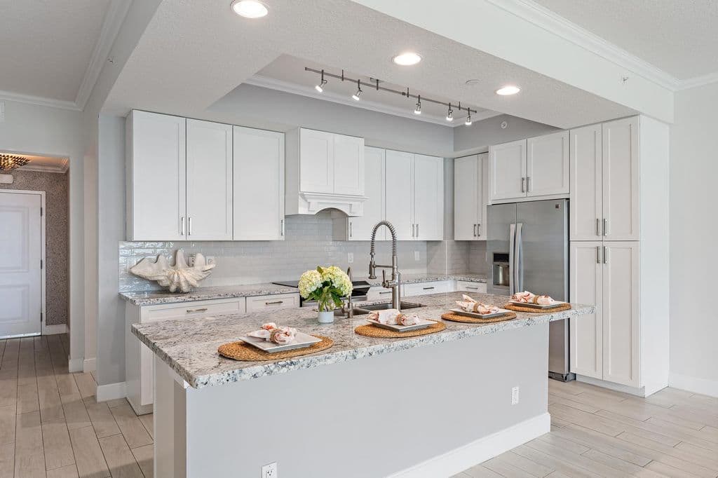 3-bedroom Condo — 411 Bay Colony Drive N