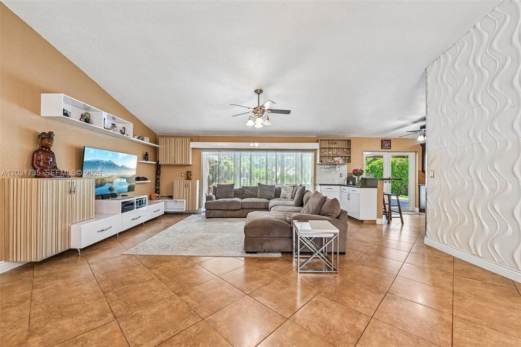 4+1 Müstakil ev — 483 NW 107th Ave