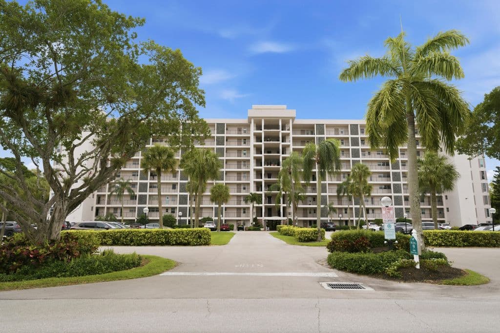 2-bedroom Condo — 3100 N Palm Aire Drive #208