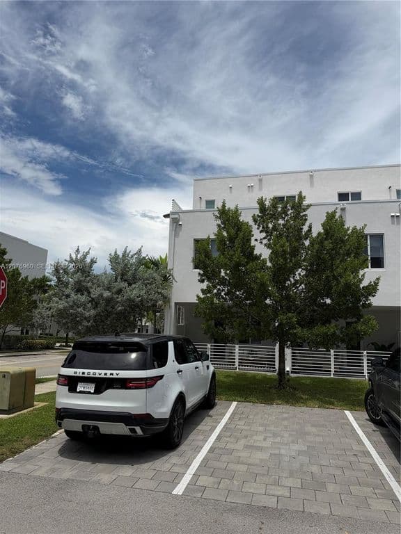3+1 Müstakil ev — 10300 NW 66th St