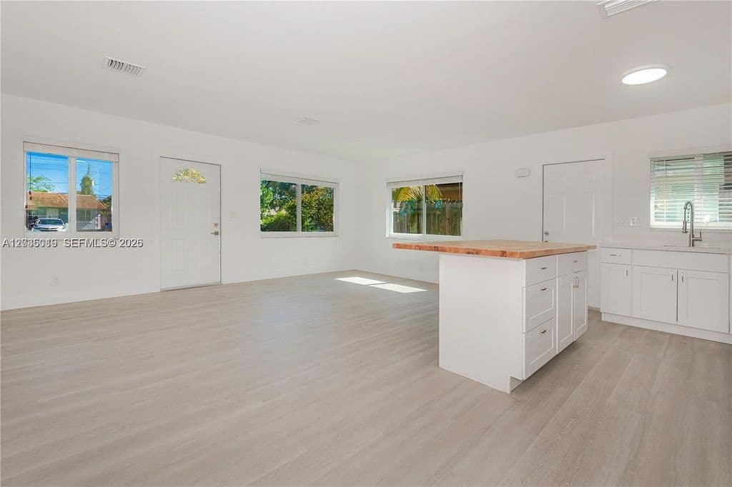 6-bedroom Property — 1511-1513 NW 8th Ave