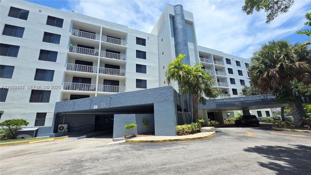 2-bedroom Condo — 901 Hillcrest Dr APT 215