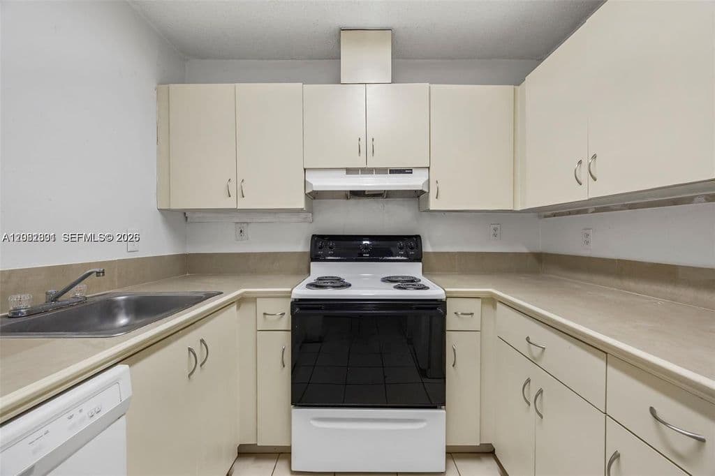 3-bedroom Property — 8421 SW 209th St #8421