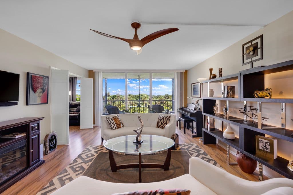 3-bedroom Condo — 3960 Oaks Clubhouse Drive #504