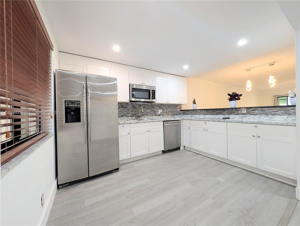 2+1 Condo — 310 Lakeview Dr APT 105